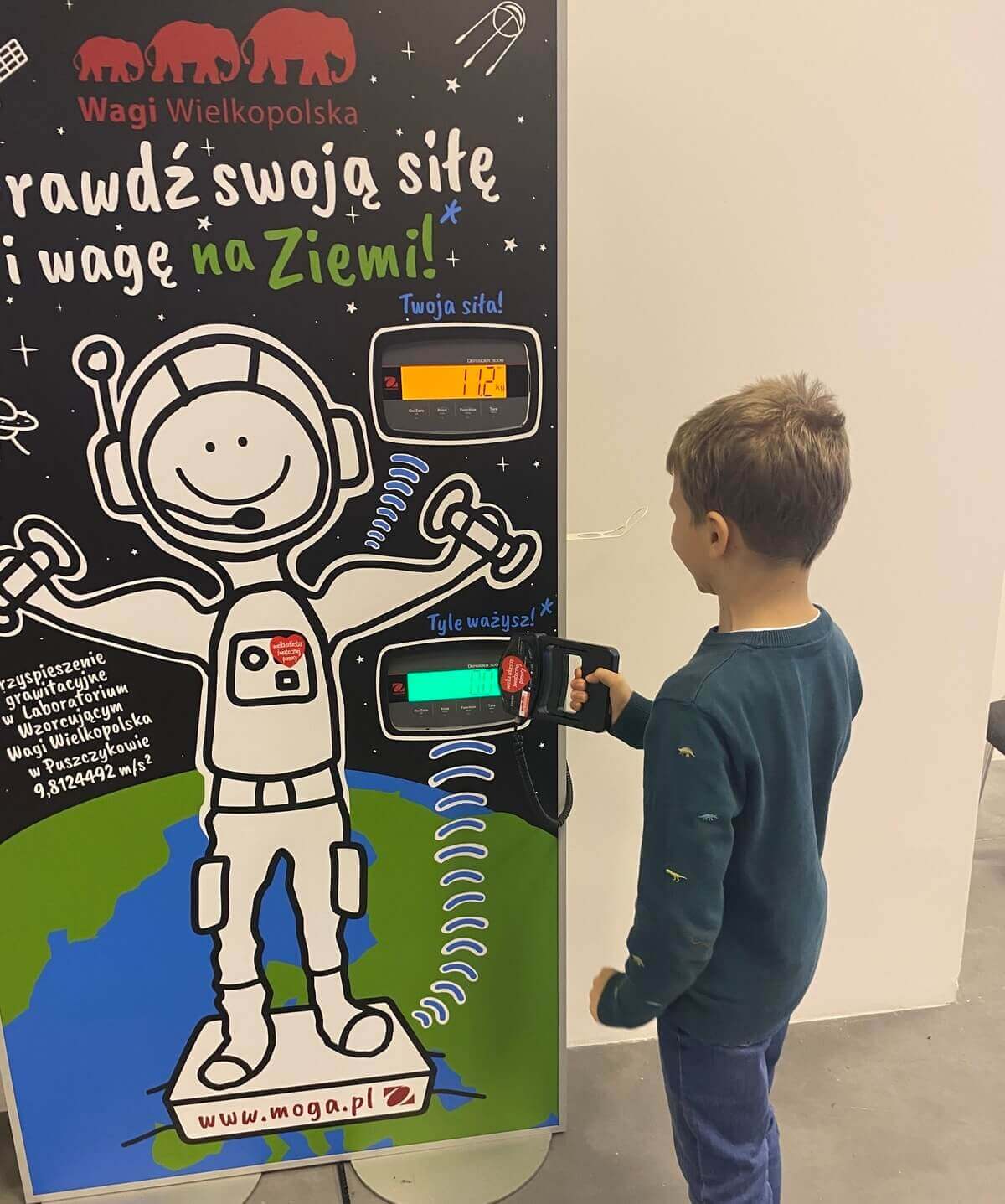 Podczas „Kosmicznego ważenia” siłomierz służy do nauki i zabawy